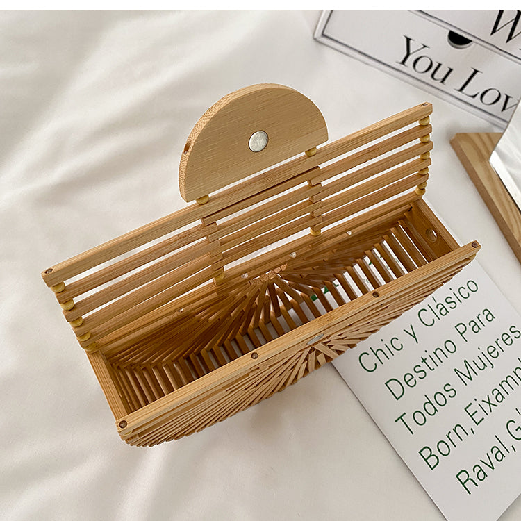 Light brown handbag, made of bamboo. It has a magnet that closes the bag securely. This bag is perfect for your vacation, and can go with any beach outfit. You can use it with or without the strap.