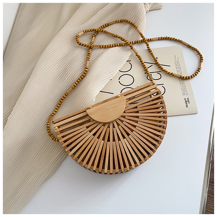Light brown handbag, made of bamboo. It has a magnet that closes the bag securely. This bag is perfect for your vacation, and can go with any beach outfit. You can use it with or without the strap.